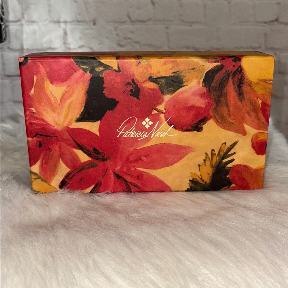 Patricia Nash EFFIE Kiss Locked Wallet - Picture 4 of 4